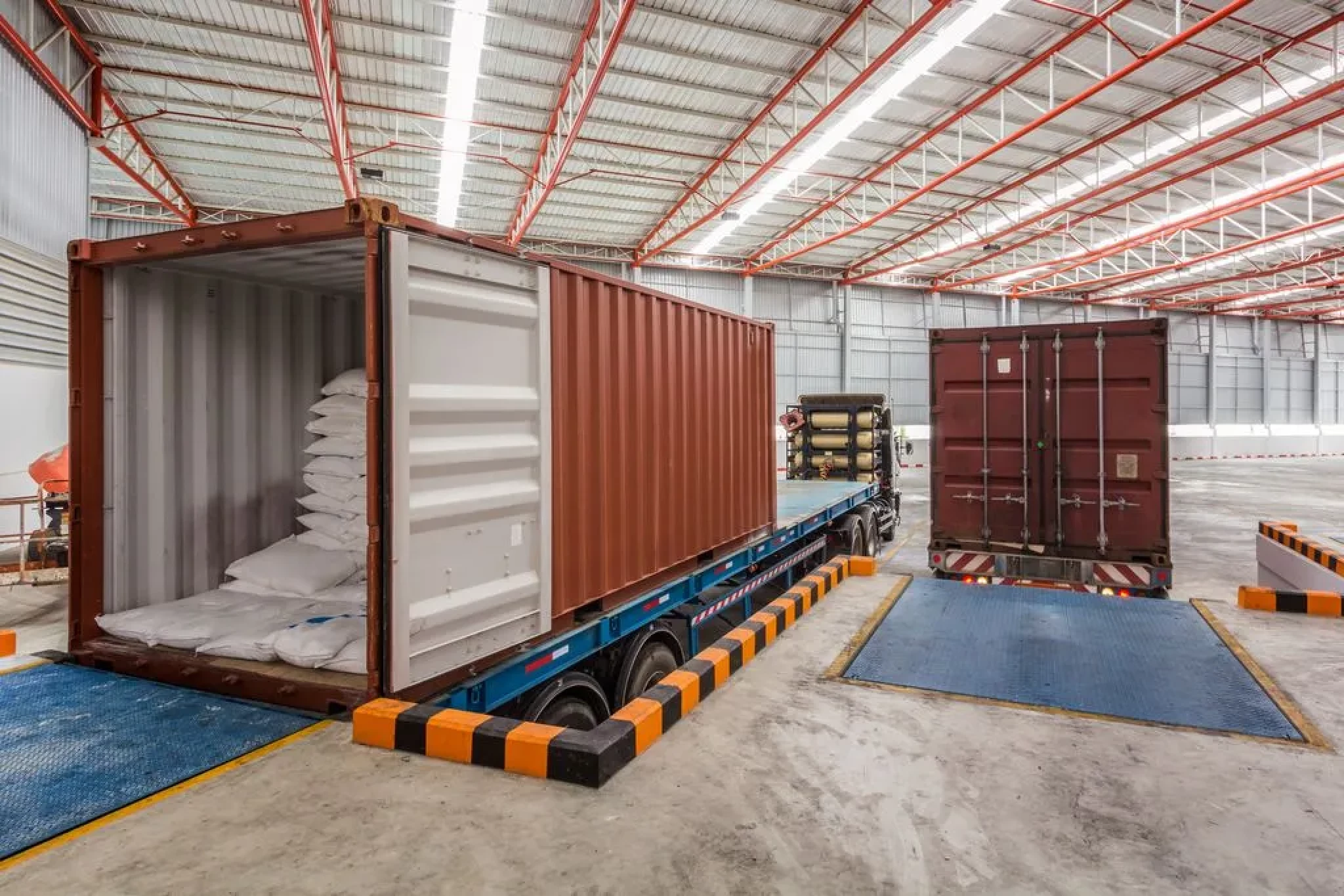 warehouse-container-unload-shutterstock_426933001.webp